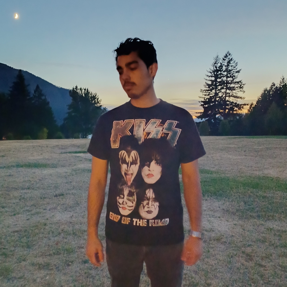 Kiss 💋  t shirt